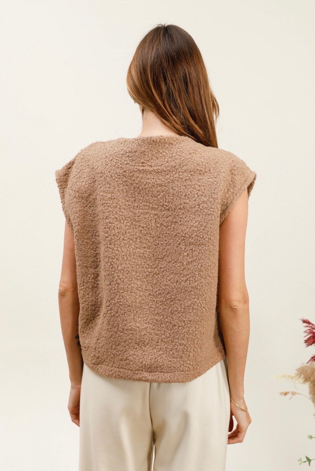 Gold -eyed sleeveless vest with golden button