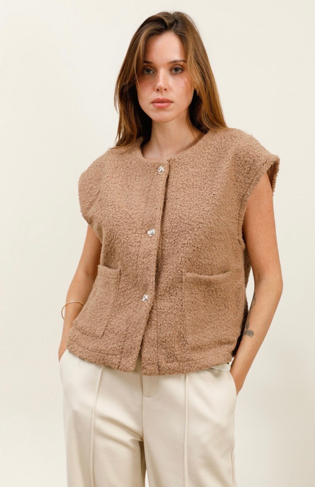 Gold -eyed sleeveless vest with golden button