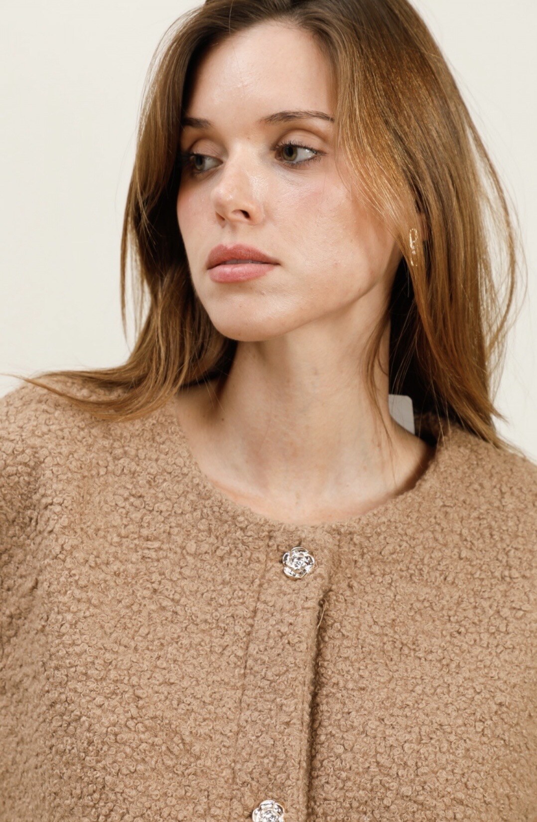 Gold -eyed sleeveless vest with golden button