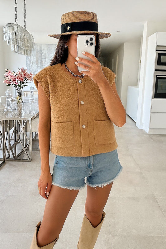 Gold -eyed sleeveless vest with golden button