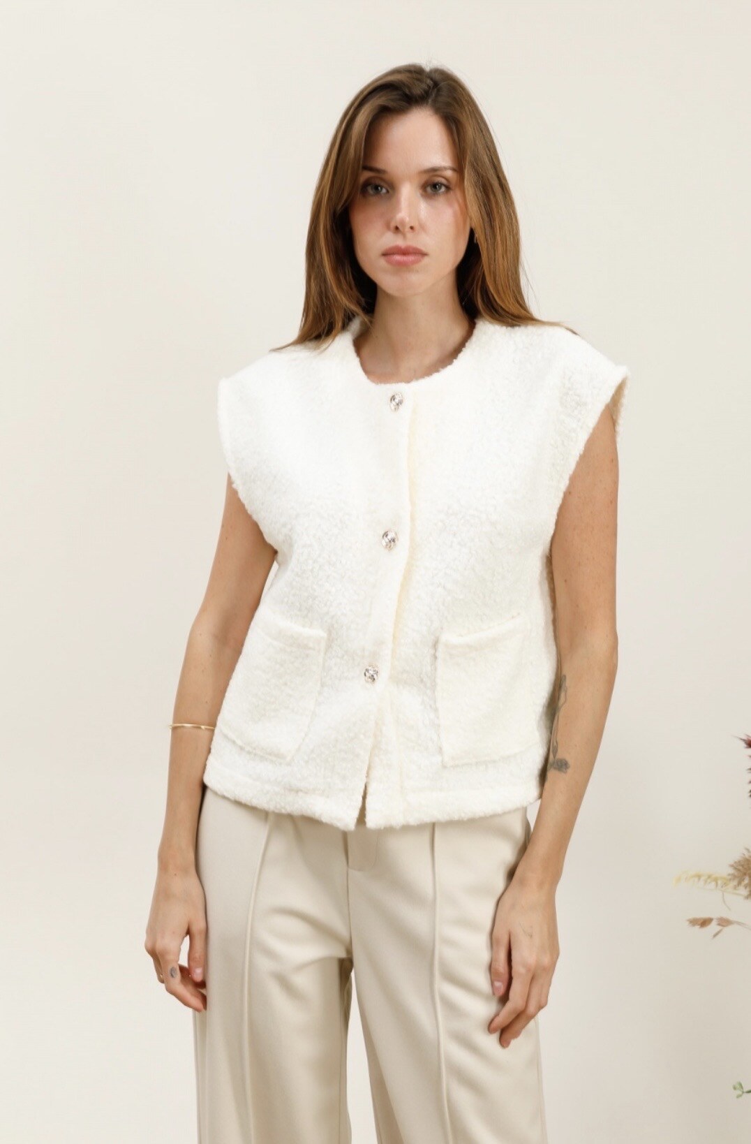 Gold -eyed sleeveless vest with golden button