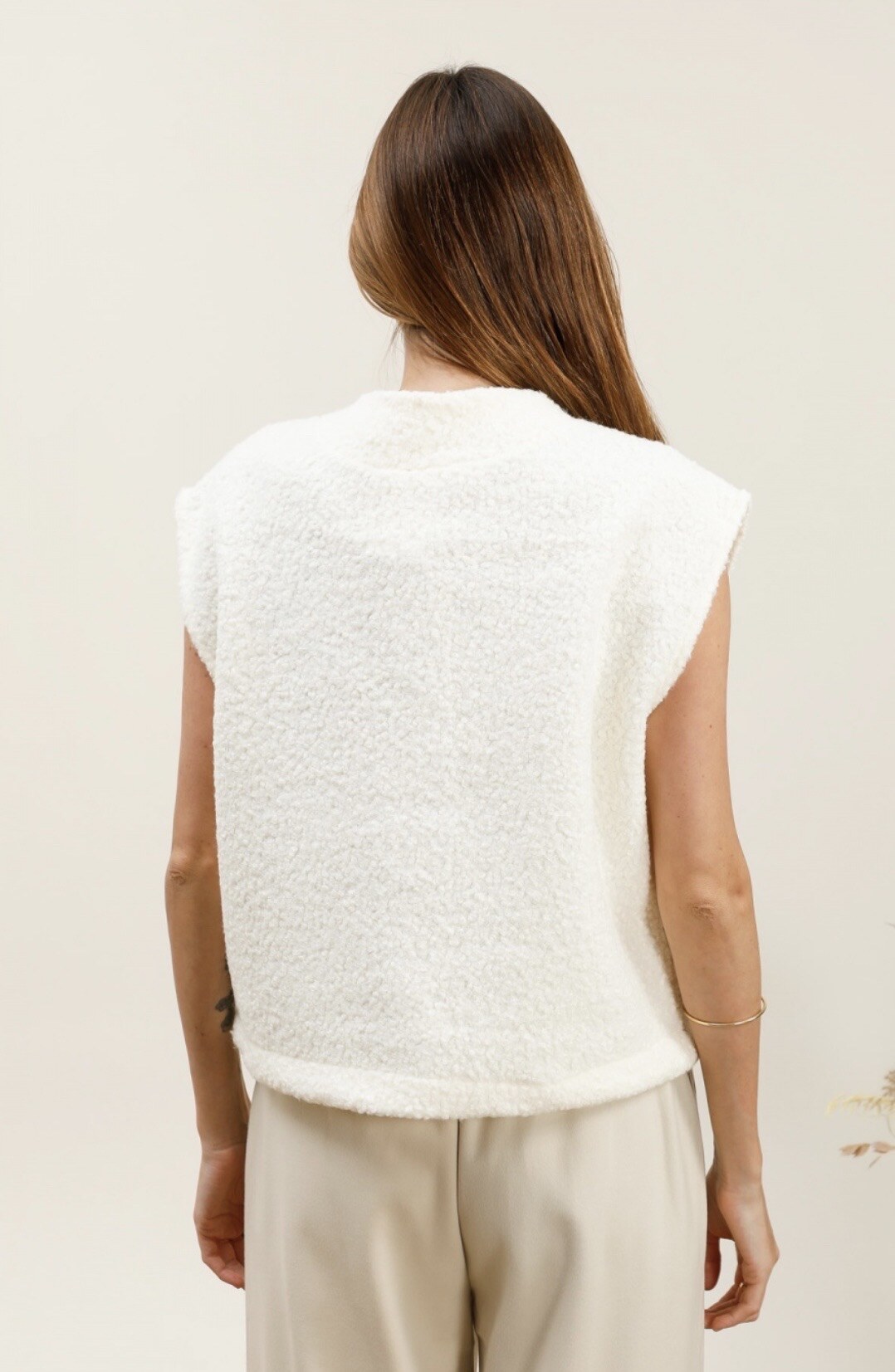 Gold -eyed sleeveless vest with golden button