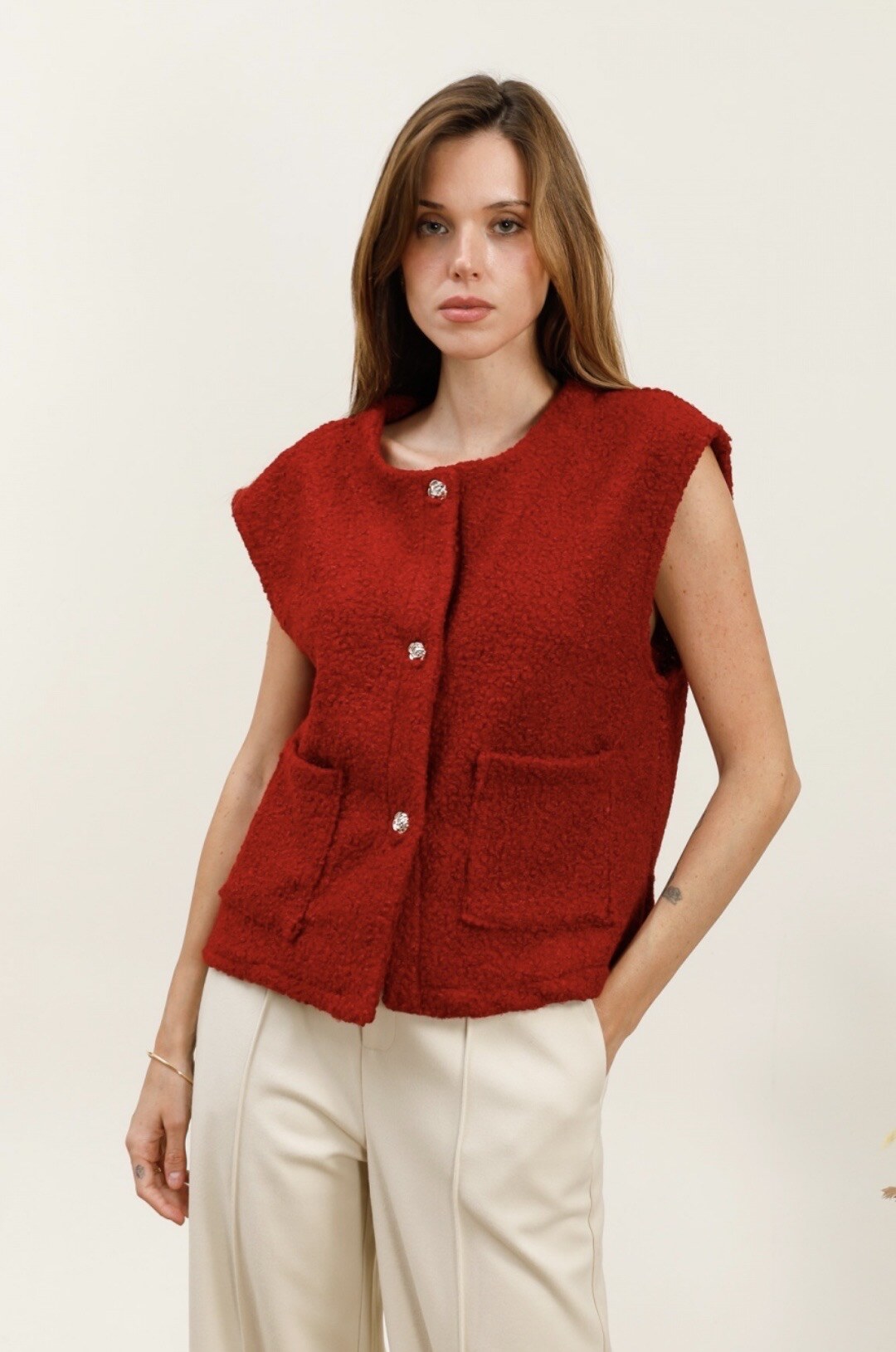 Gold -eyed sleeveless vest with golden button