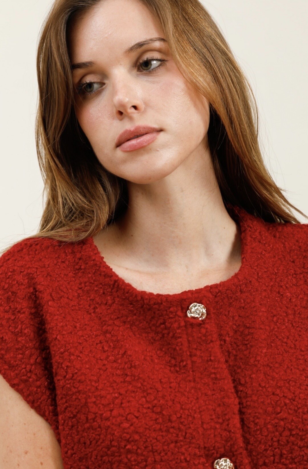 Gold -eyed sleeveless vest with golden button