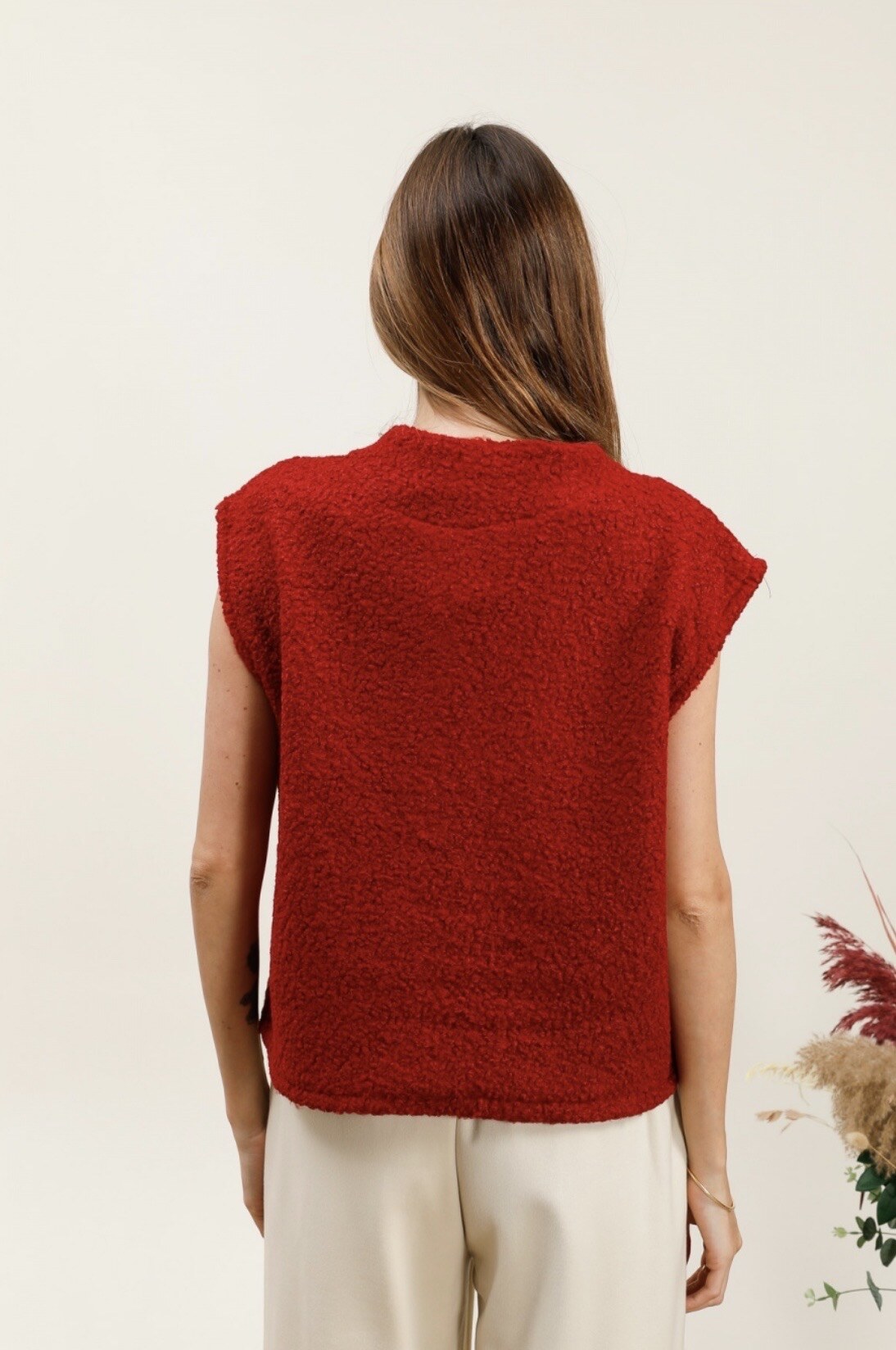 Gold -eyed sleeveless vest with golden button