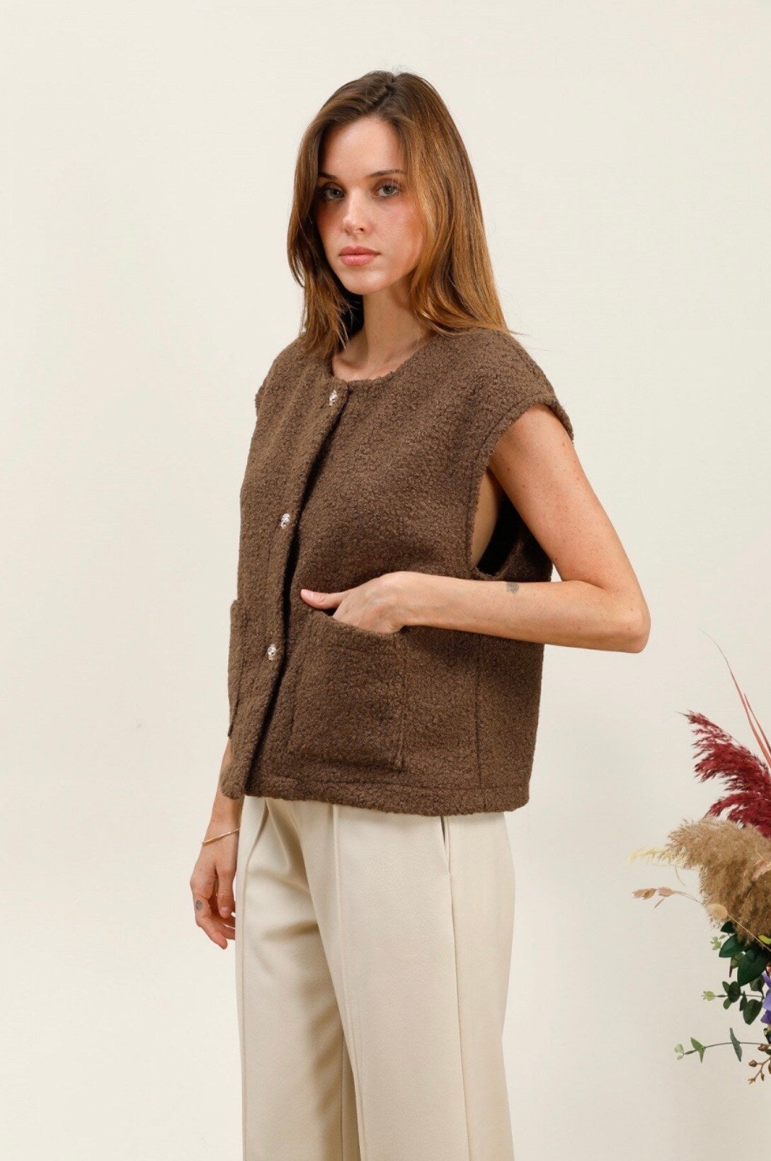 Gold -eyed sleeveless vest with golden button