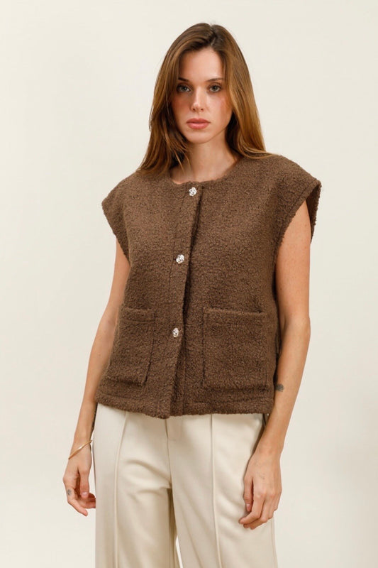 Gold -eyed sleeveless vest with golden button