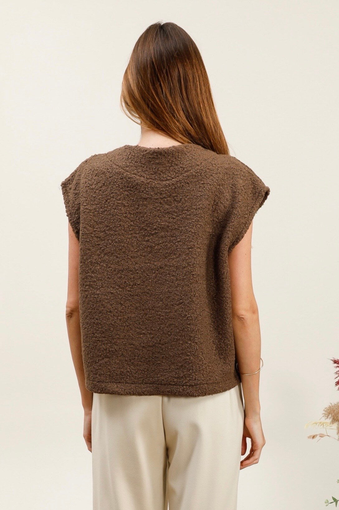 Gold -eyed sleeveless vest with golden button