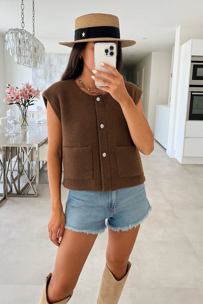 Gold -eyed sleeveless vest with golden button