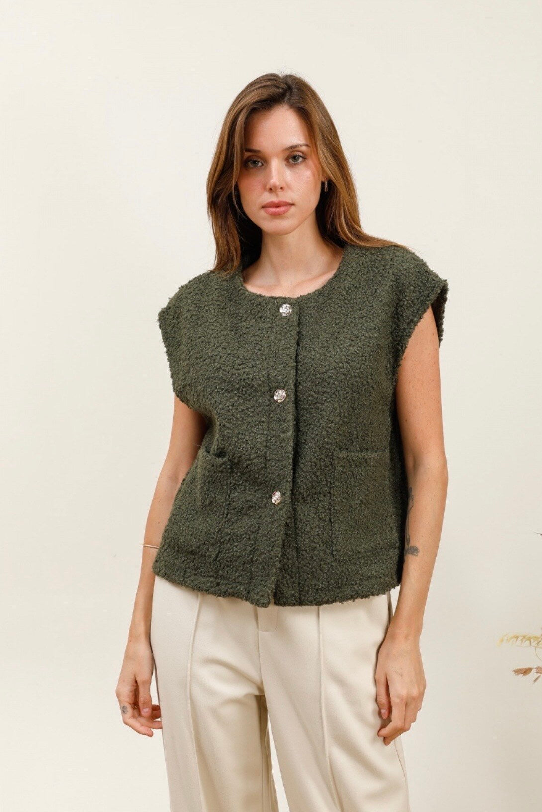 Gold -eyed sleeveless vest with golden button