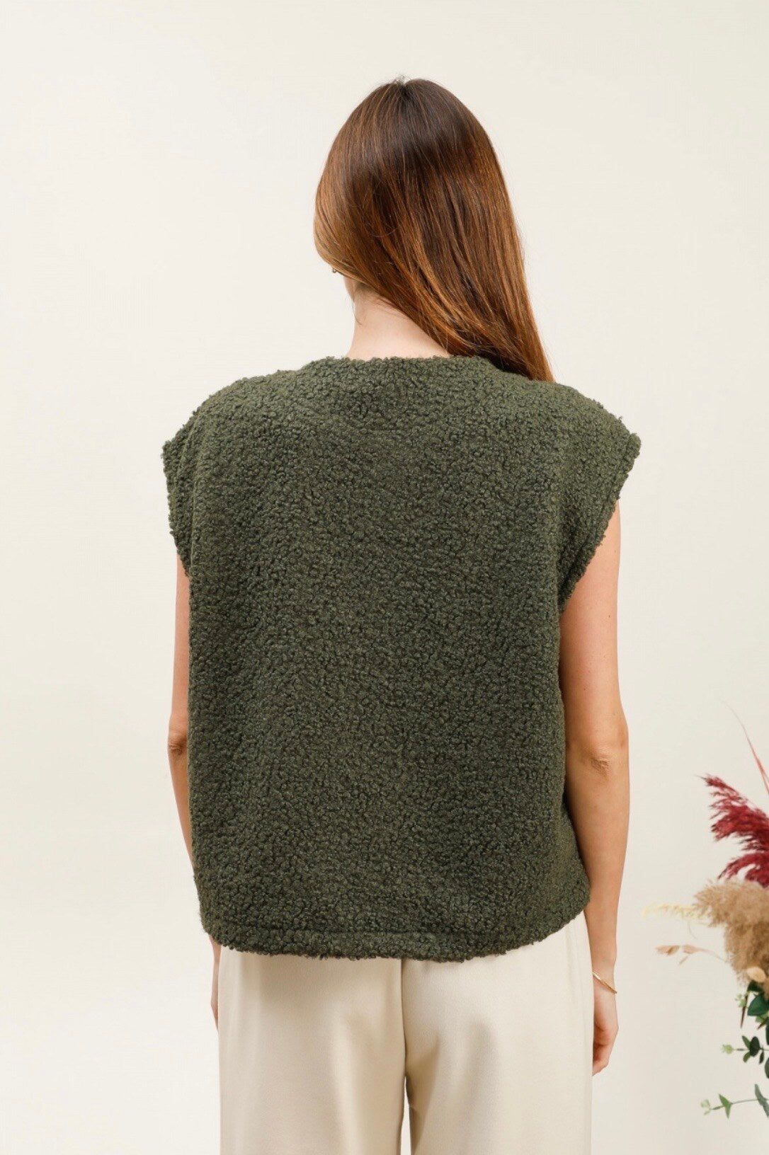 Gold -eyed sleeveless vest with golden button