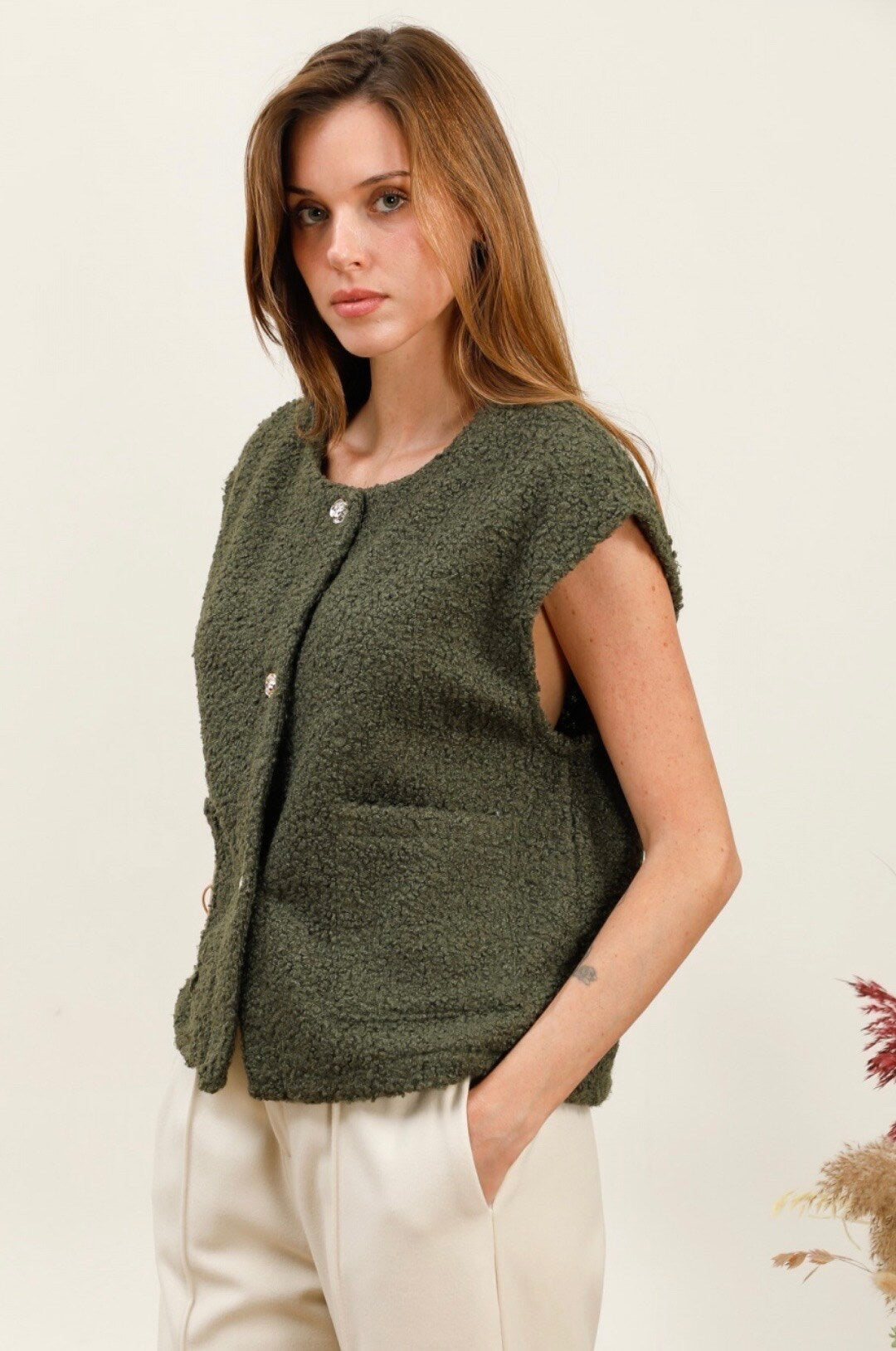 Gold -eyed sleeveless vest with golden button