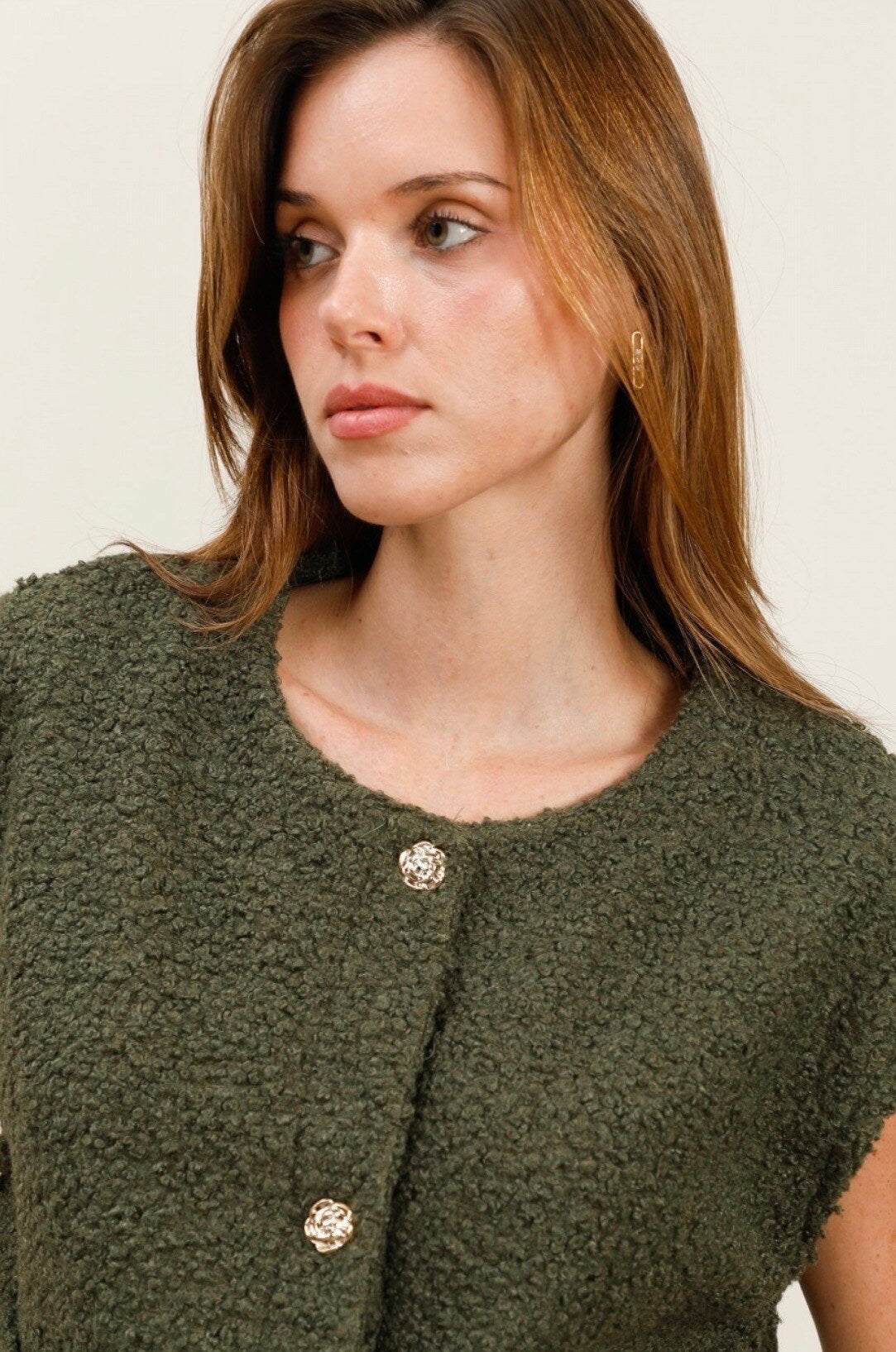 Gold -eyed sleeveless vest with golden button