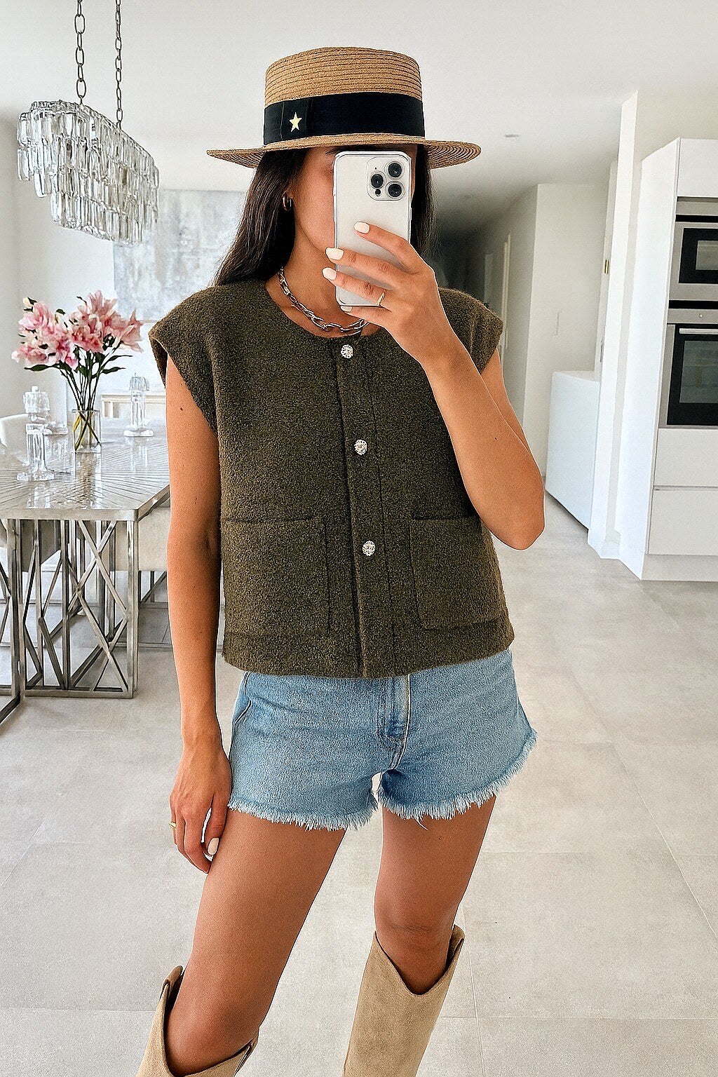 Gold -eyed sleeveless vest with golden button