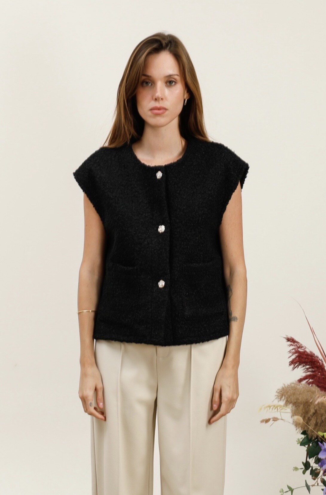 Gold -eyed sleeveless vest with golden button