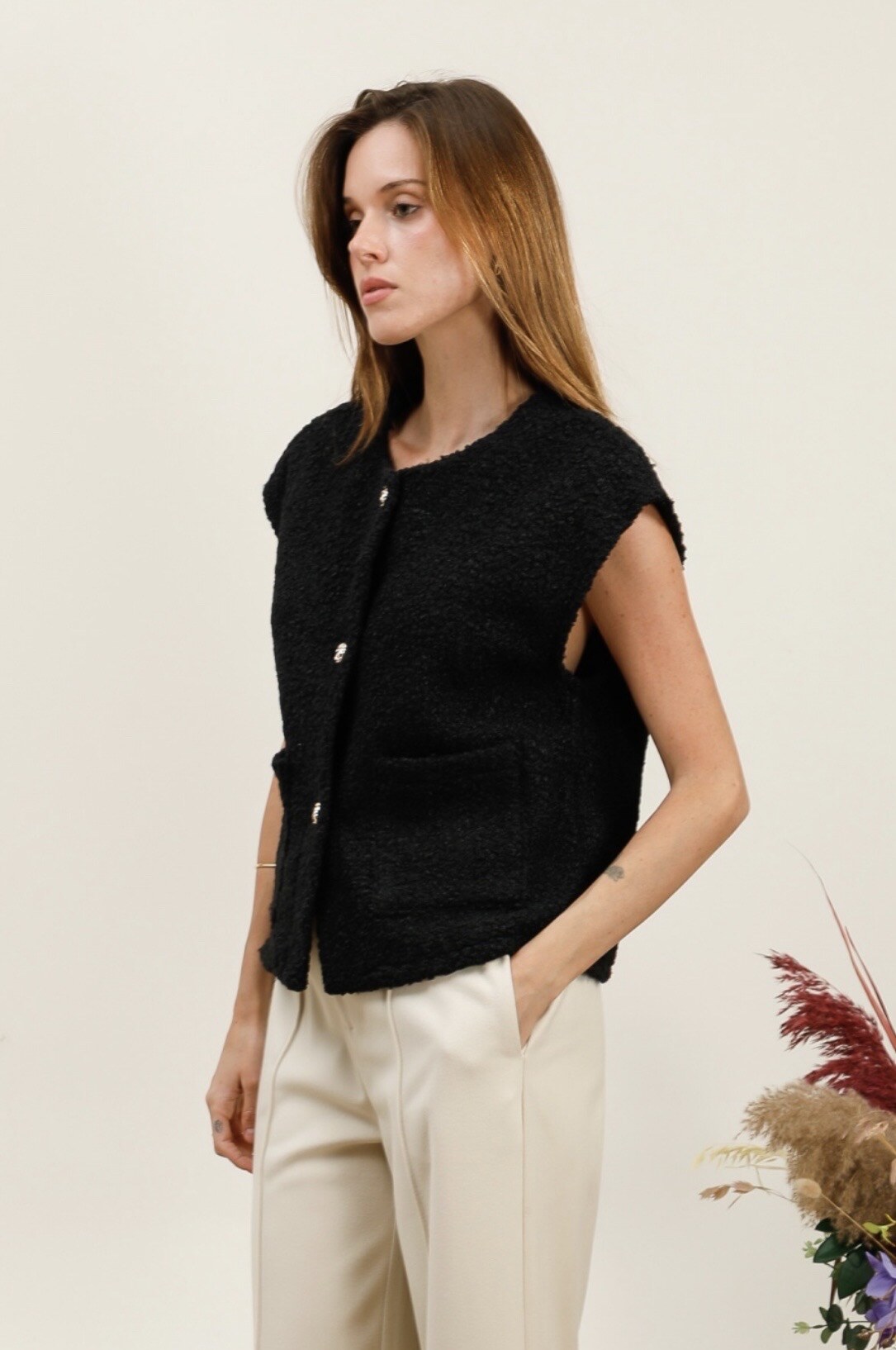 Gold -eyed sleeveless vest with golden button