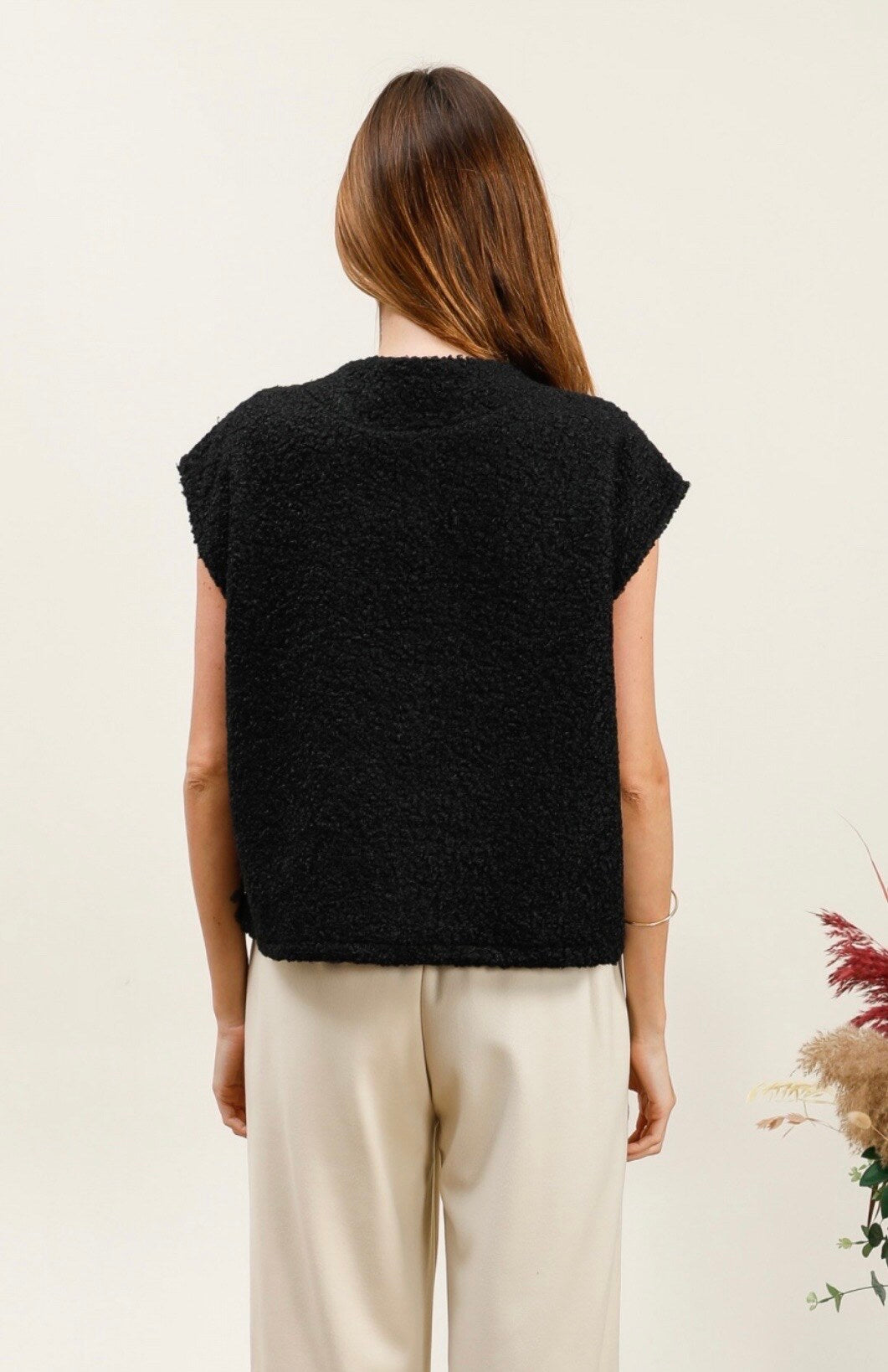 Gold -eyed sleeveless vest with golden button