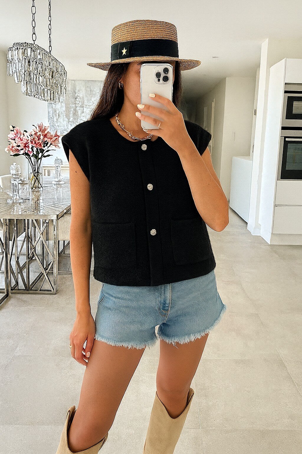 Gold -eyed sleeveless vest with golden button