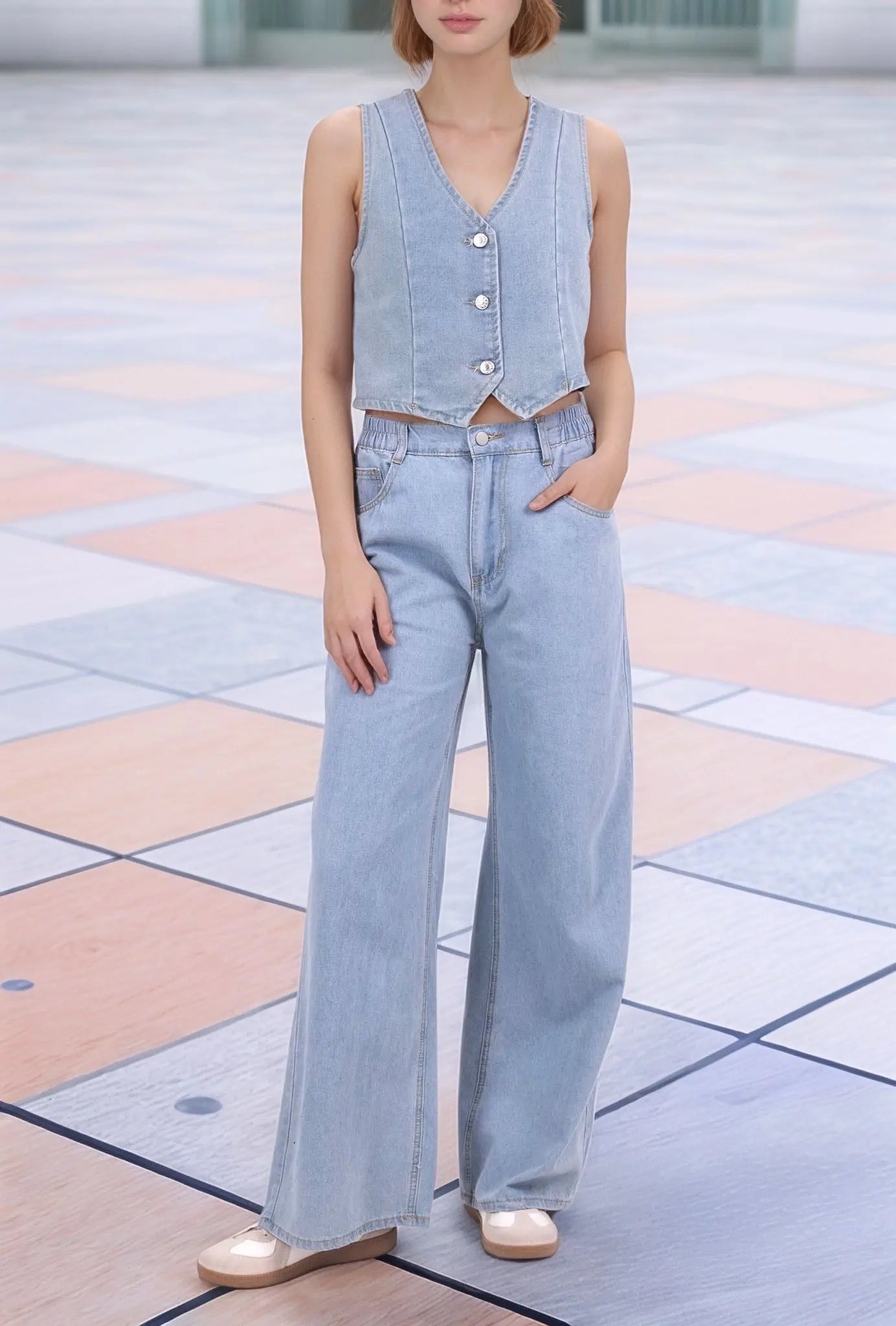 Wide-leg jeans with elastic waist and relaxed fit