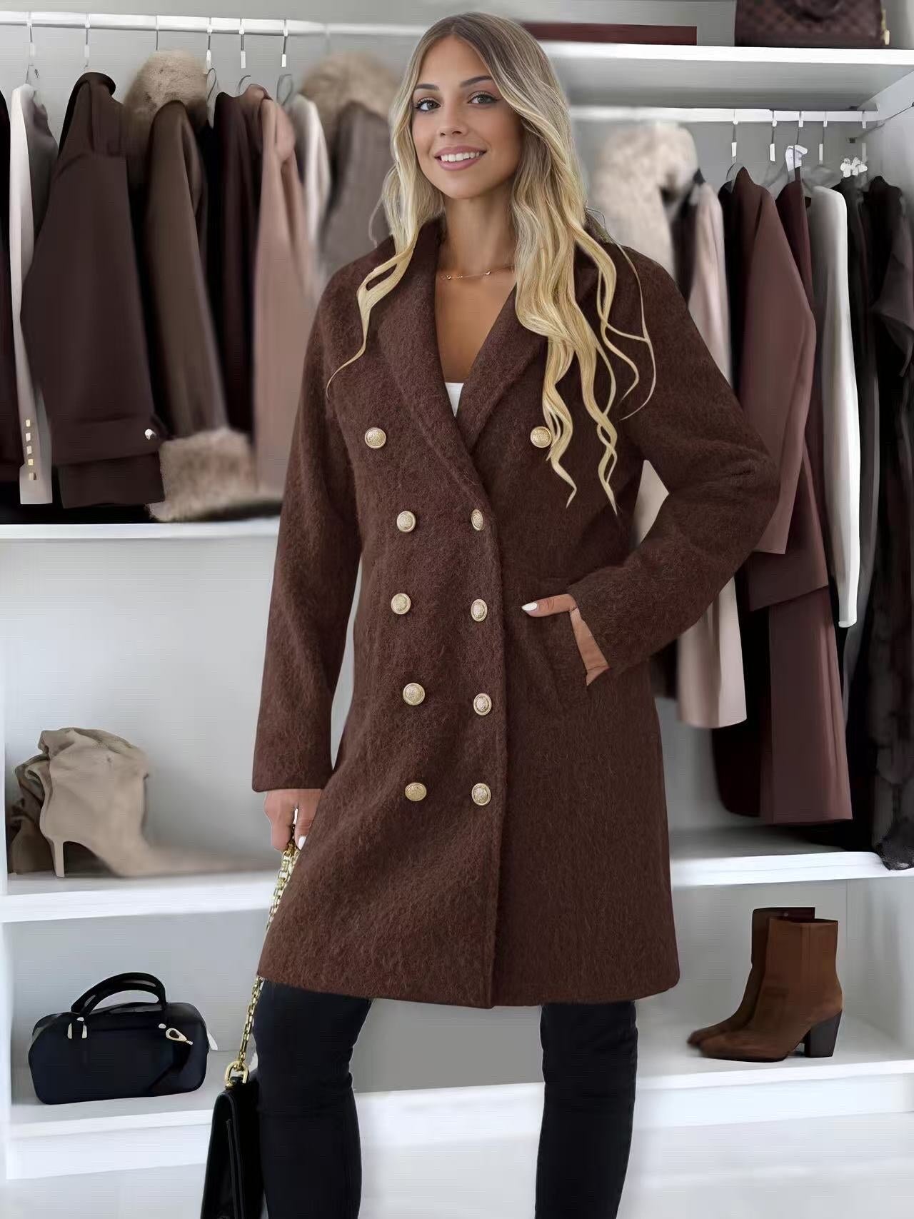 Chic coat with lining golden buttons textured and fluffy