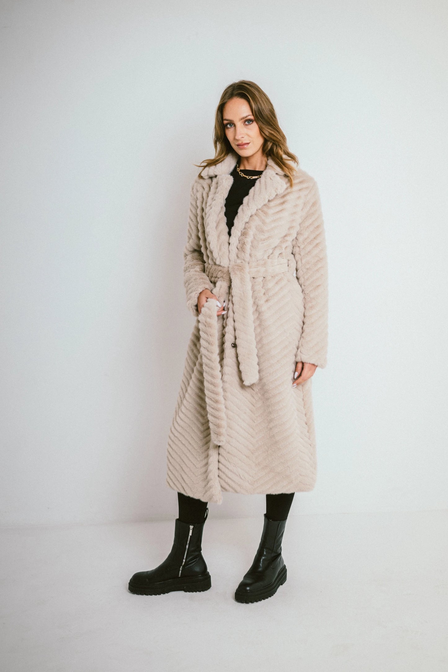 Long faux fur coat with herringbone pattern – Integrated belt