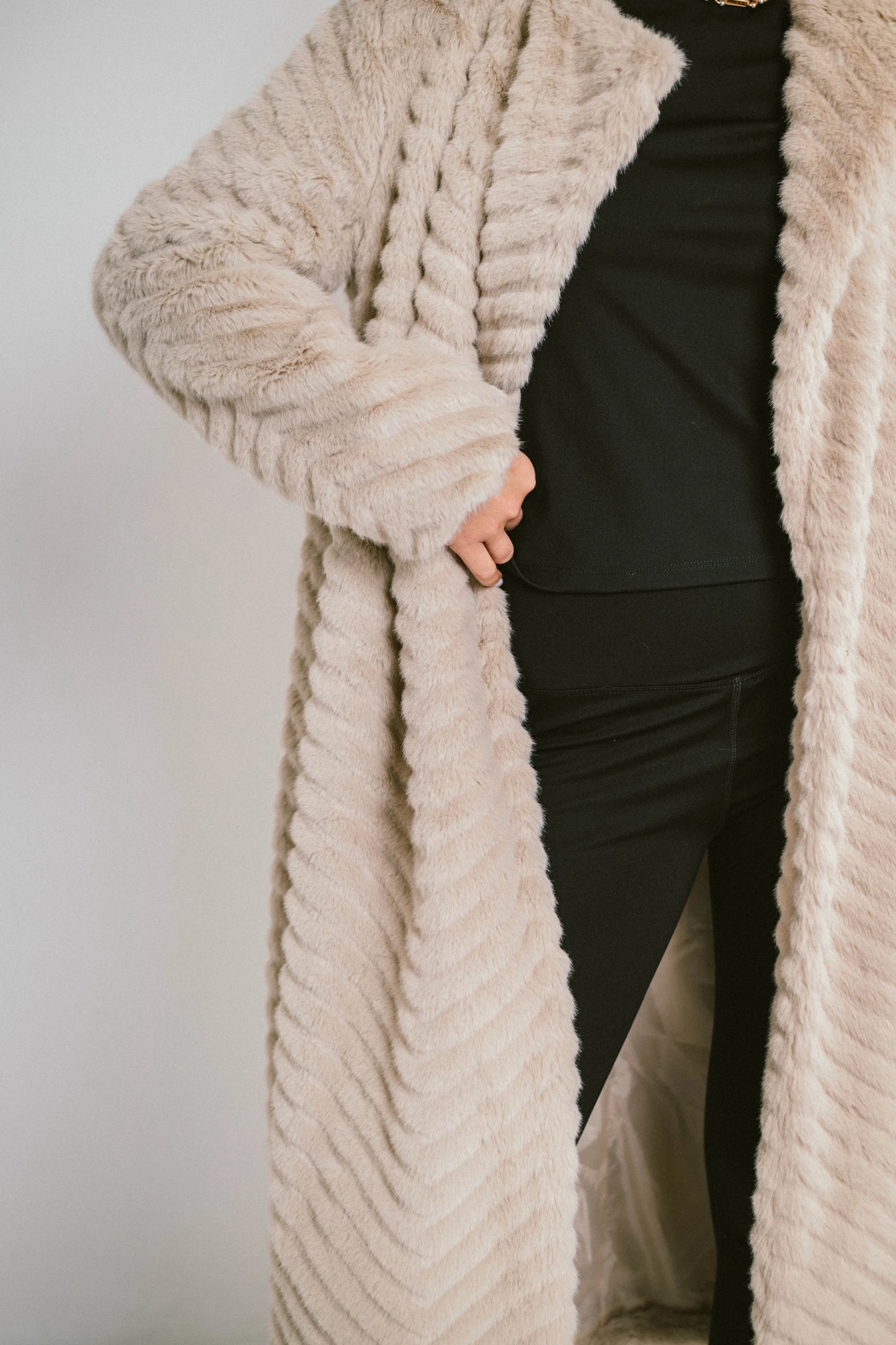 Long faux fur coat with herringbone pattern – Integrated belt