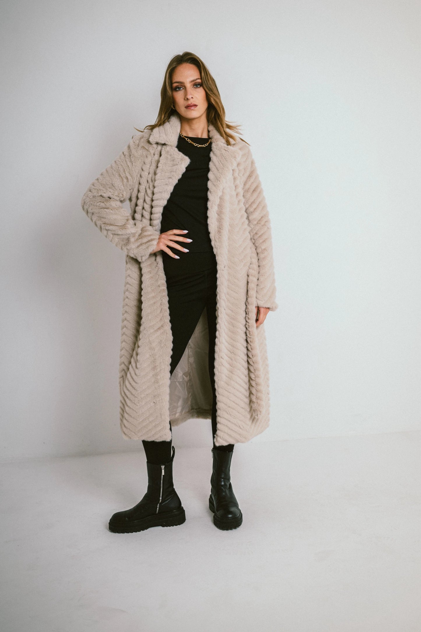 Long faux fur coat with herringbone pattern – Integrated belt