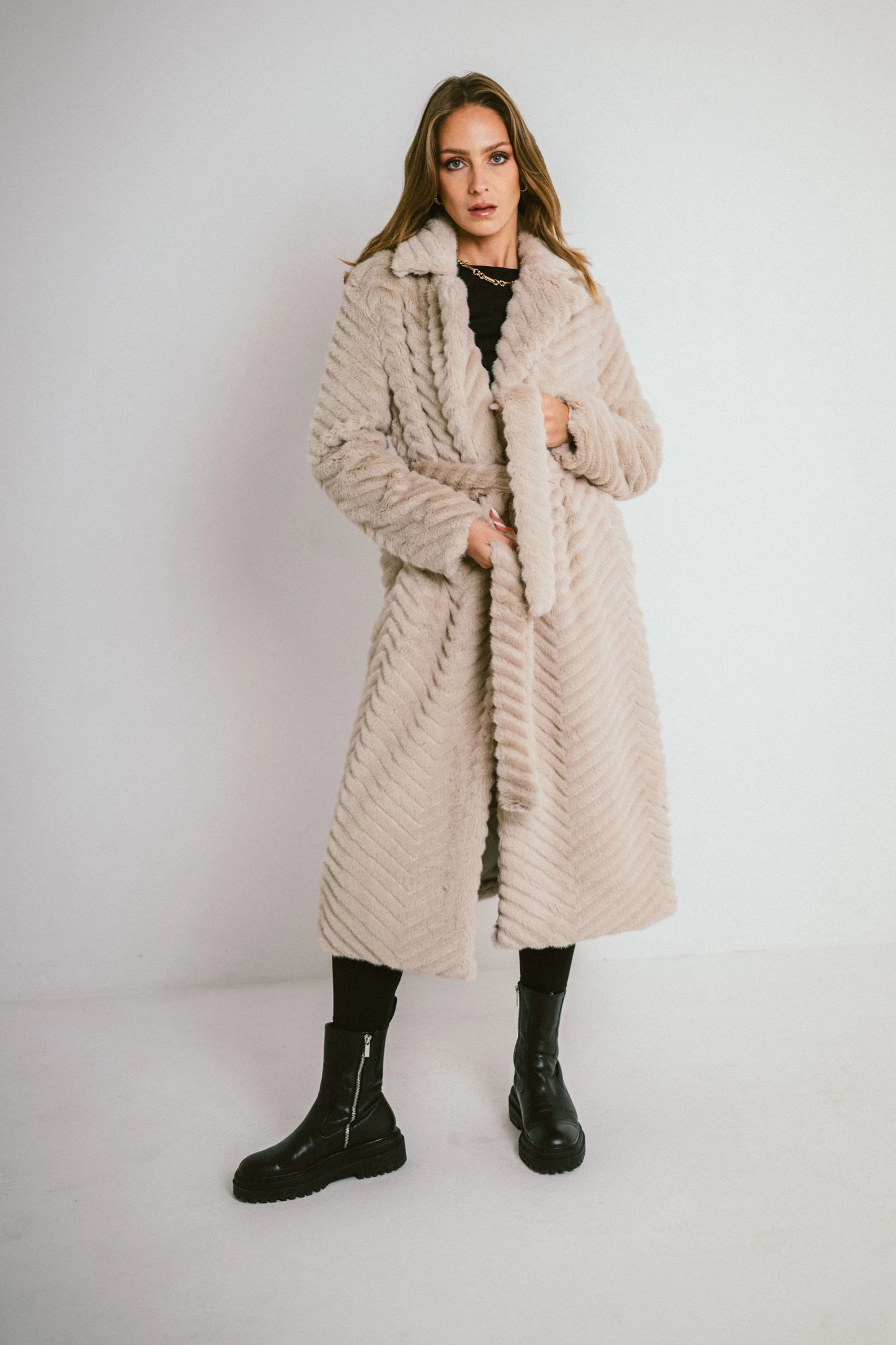 Long faux fur coat with herringbone pattern – Integrated belt