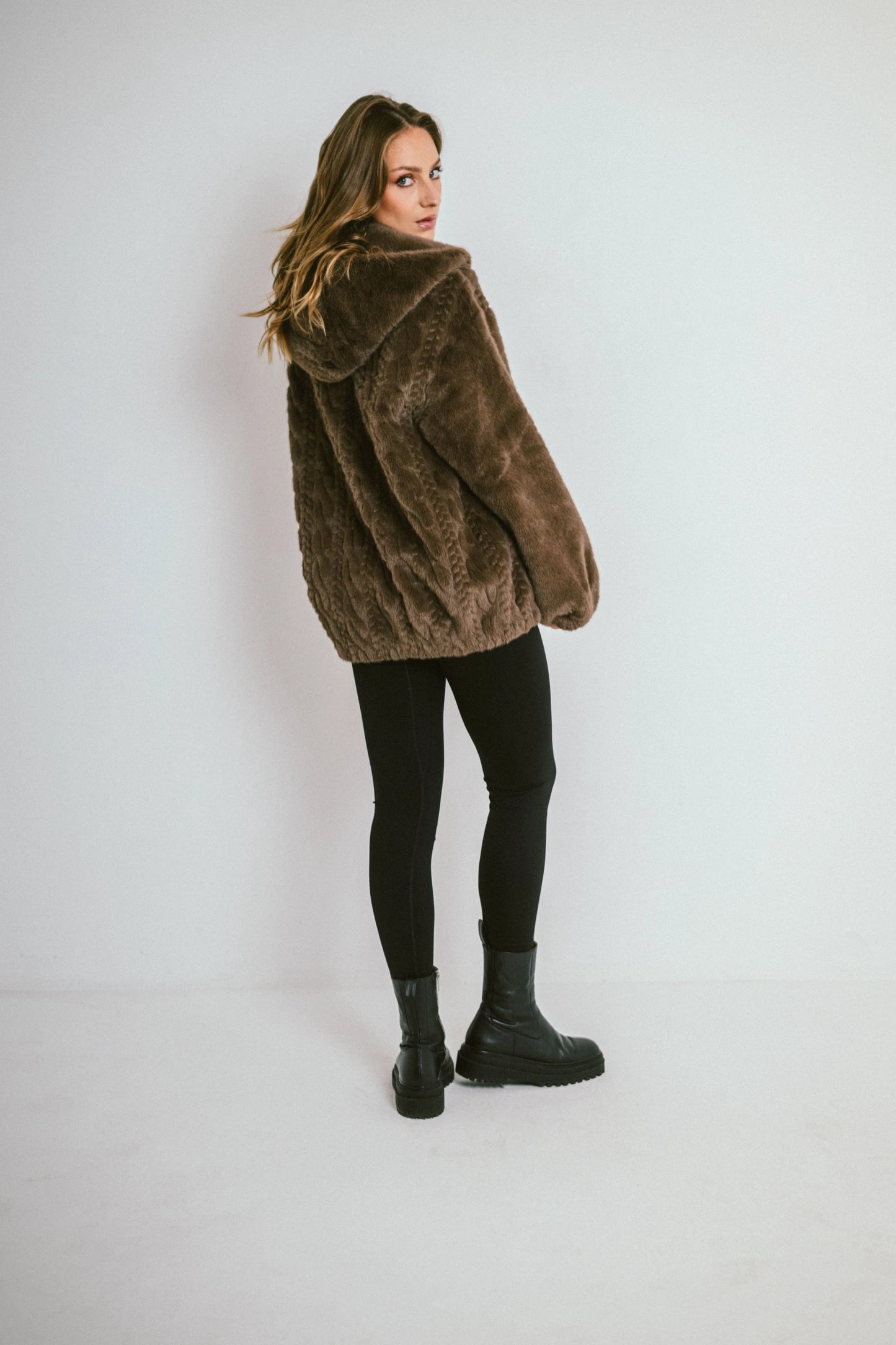 ARLENA – Short faux fur jacket with hood