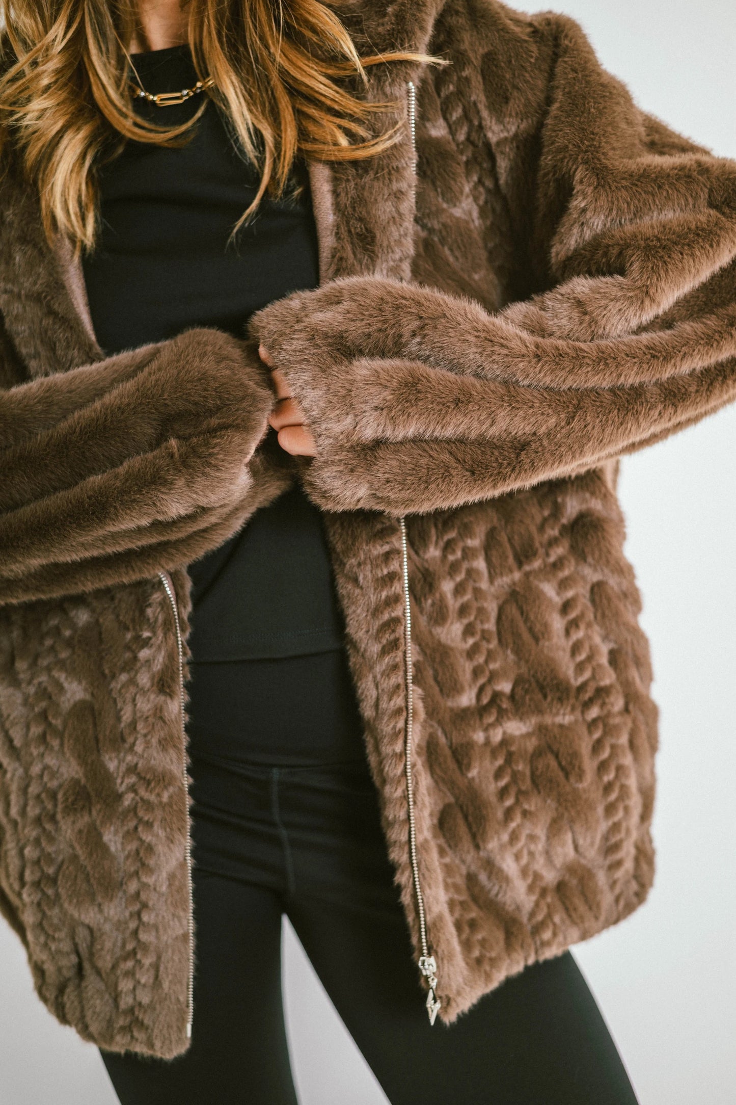 ARLENA – Short faux fur jacket with hood