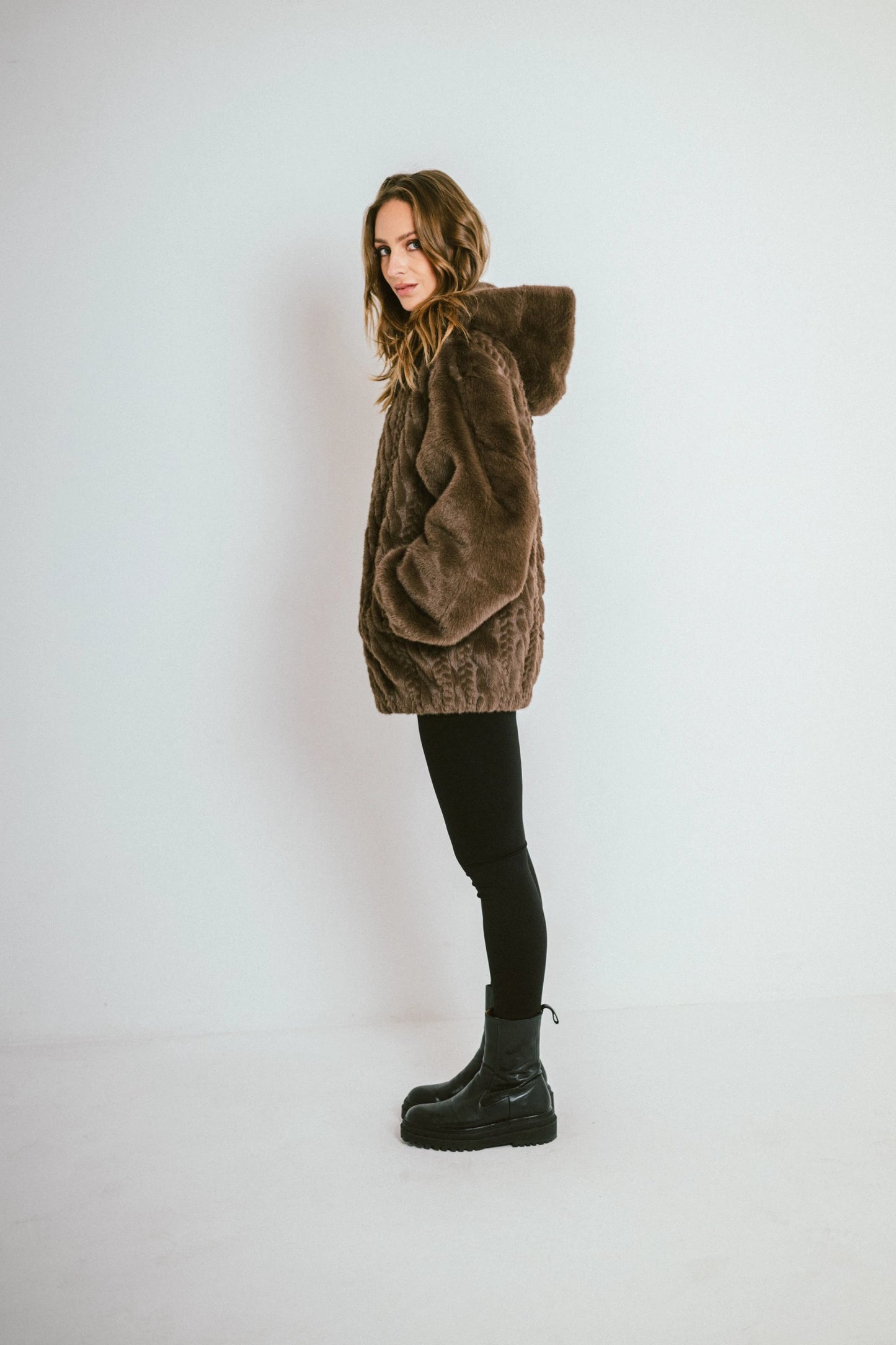 ARLENA – Short faux fur jacket with hood