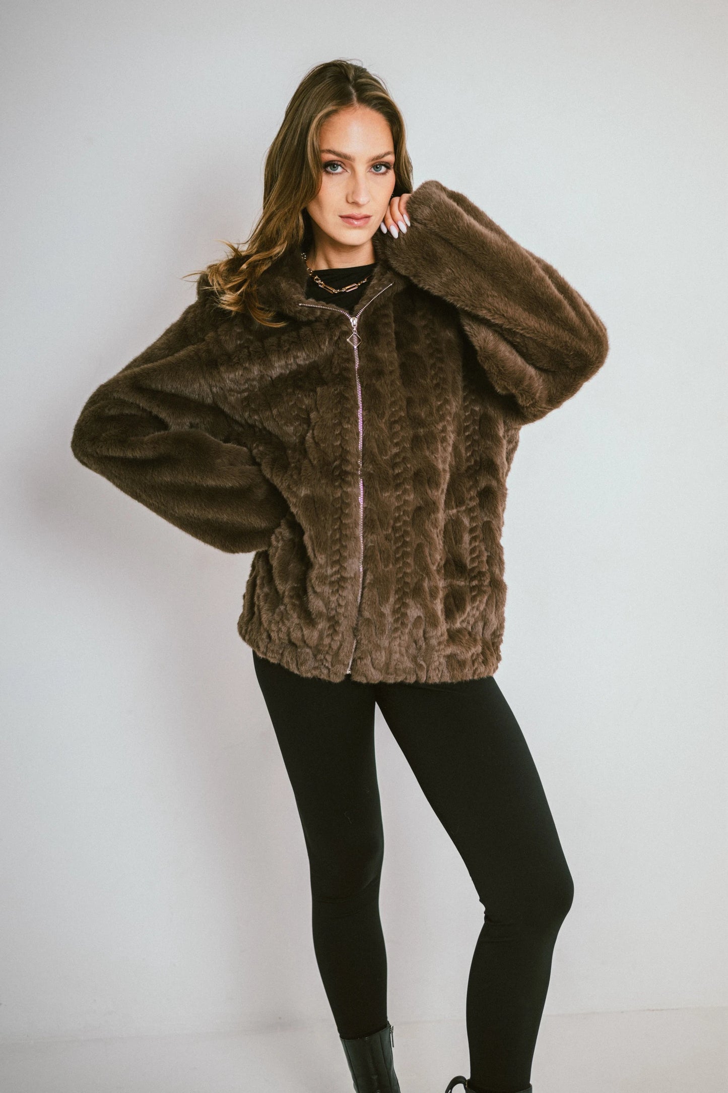 ARLENA – Short faux fur jacket with hood