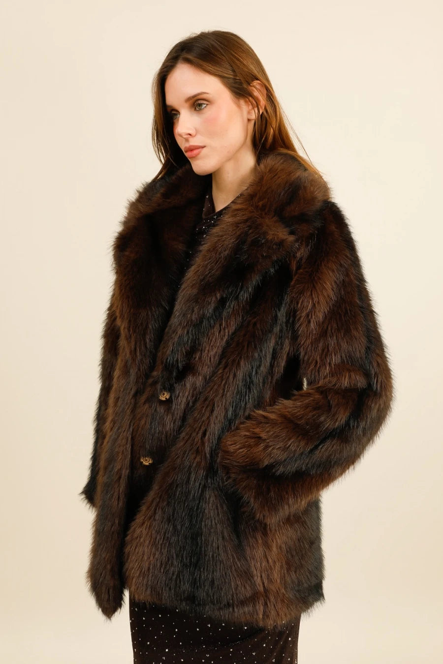 Mid-length faux fur coat with a wide collar, featuring an elegant and trendy cut