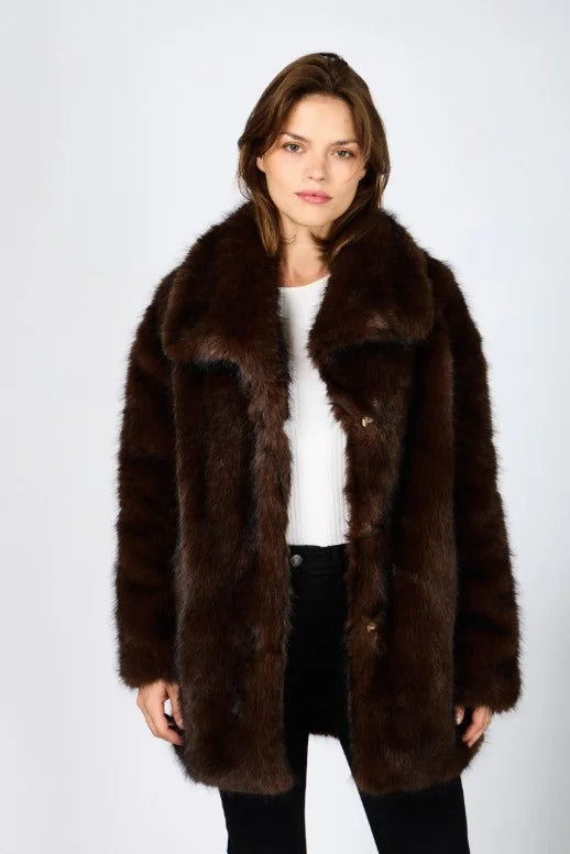 Chic faux fur coat with oversized collar, elegant cocoon style