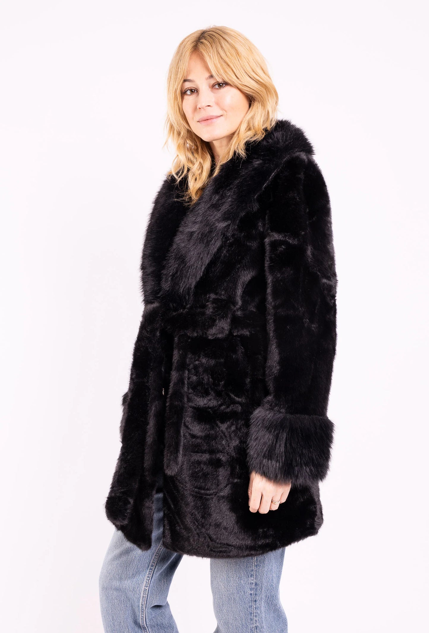 AURA – Belted faux fur jacket with a premium look