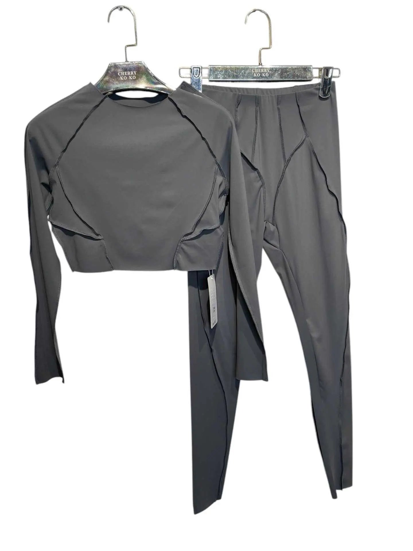 NOVA – Technical set with exposed seams