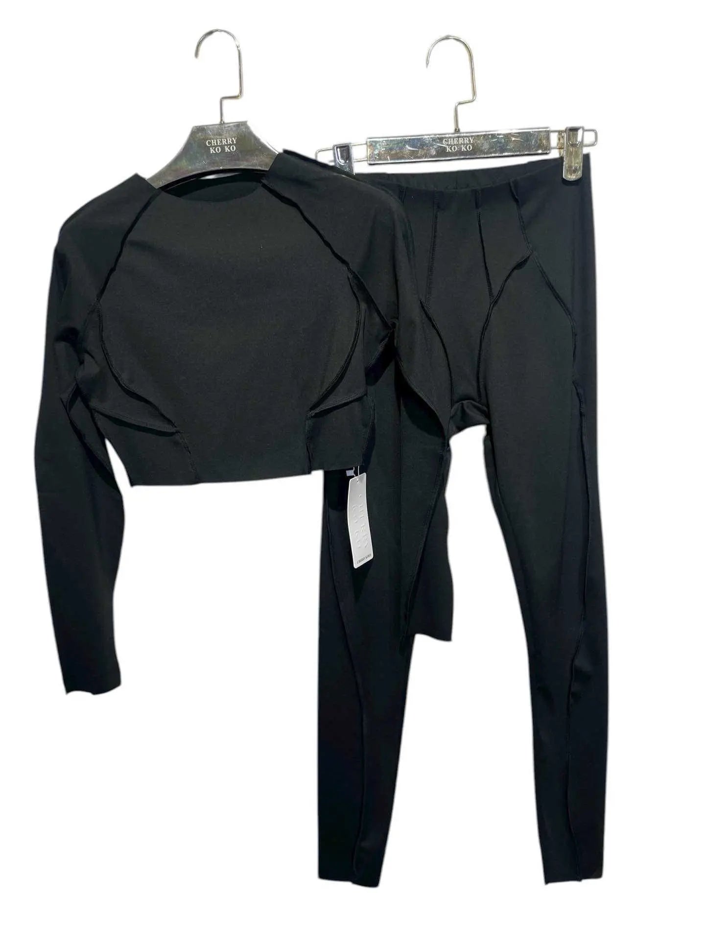 NOVA – Technical set with exposed seams