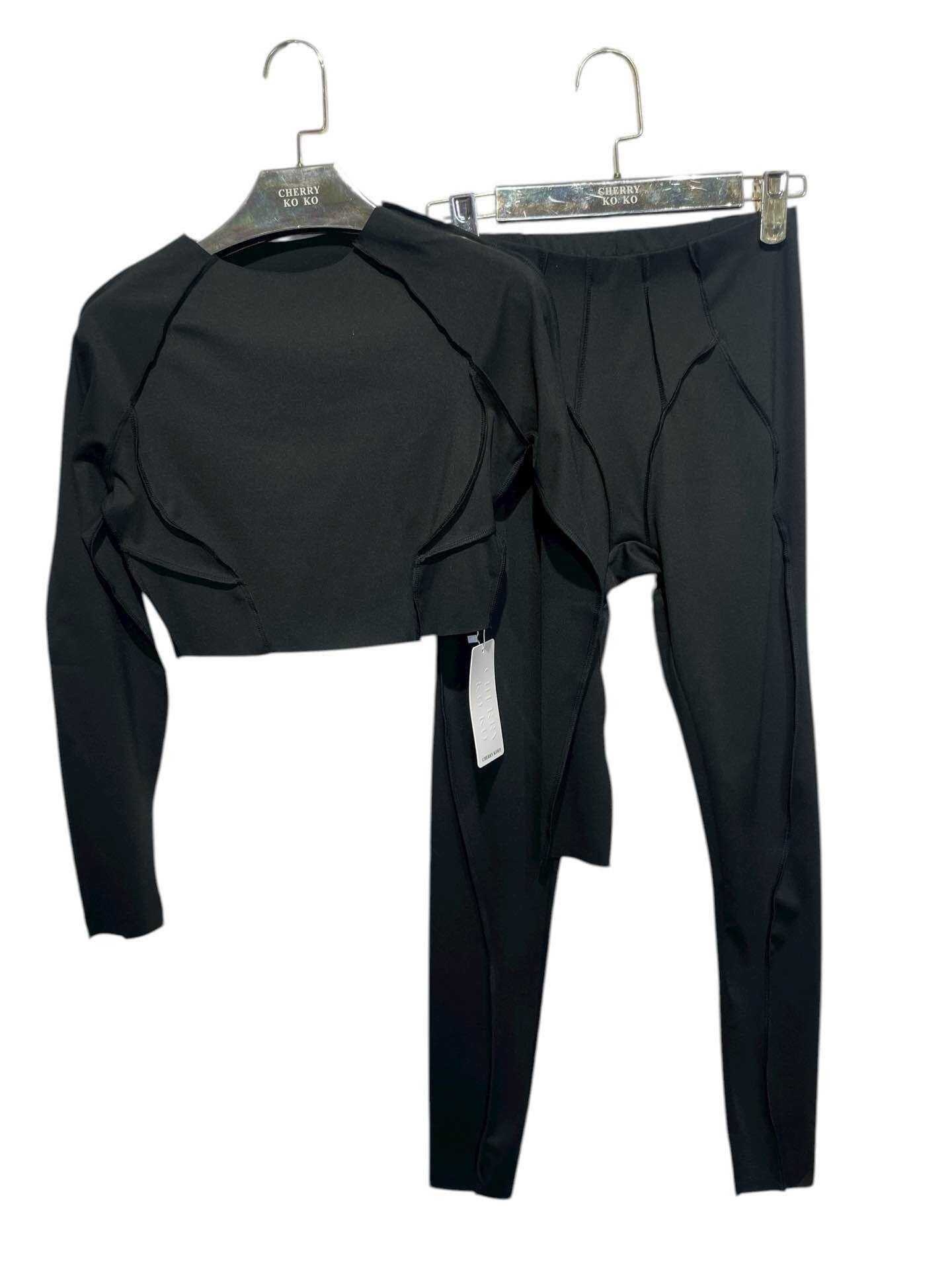 NOVA – Technical set with exposed seams