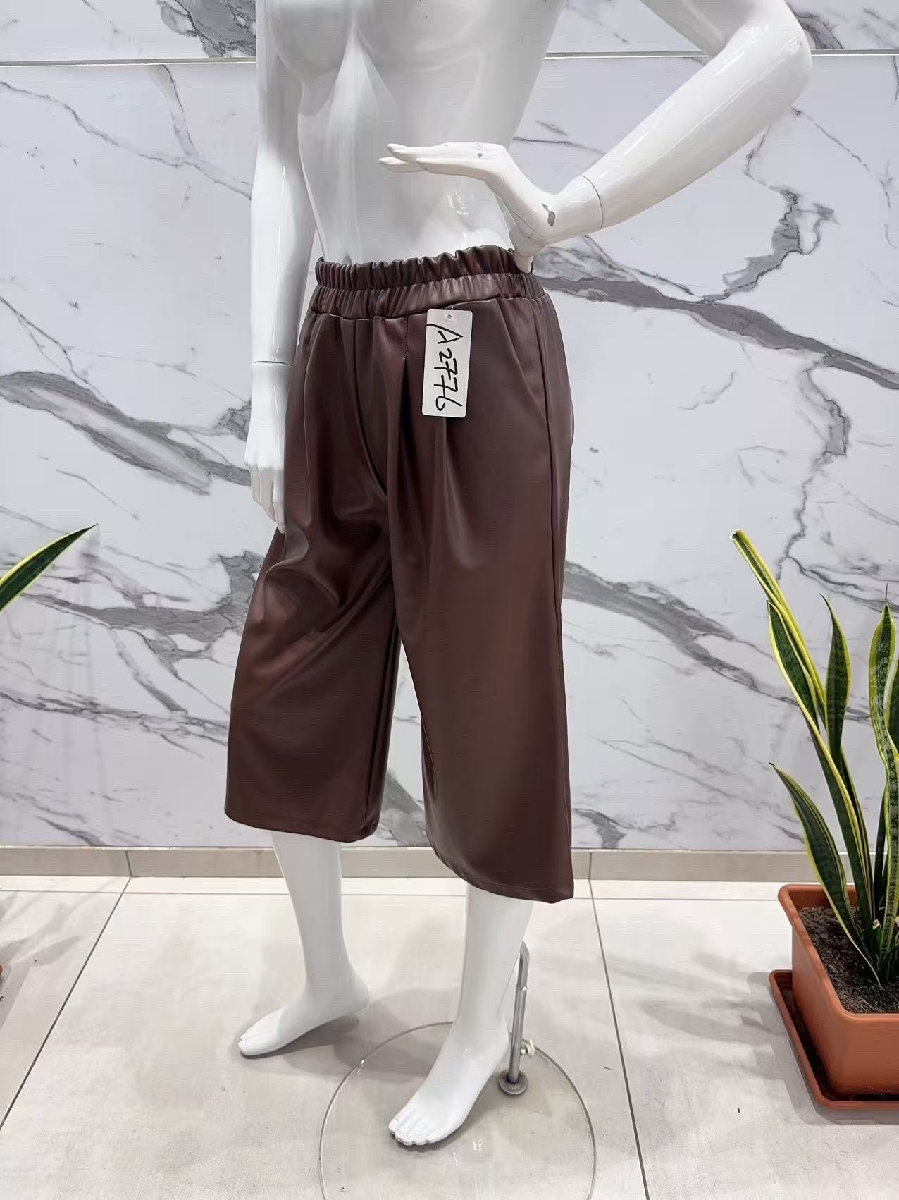 3/4 faux leather pants with pockets