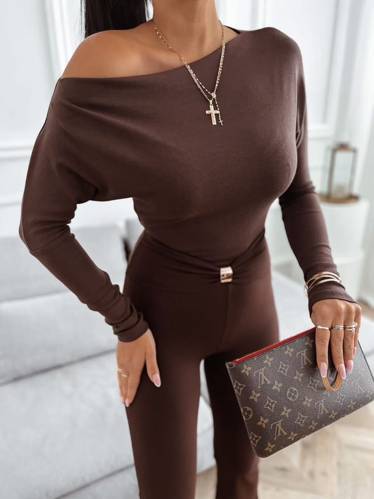 Long -sleeved shoulder sweater