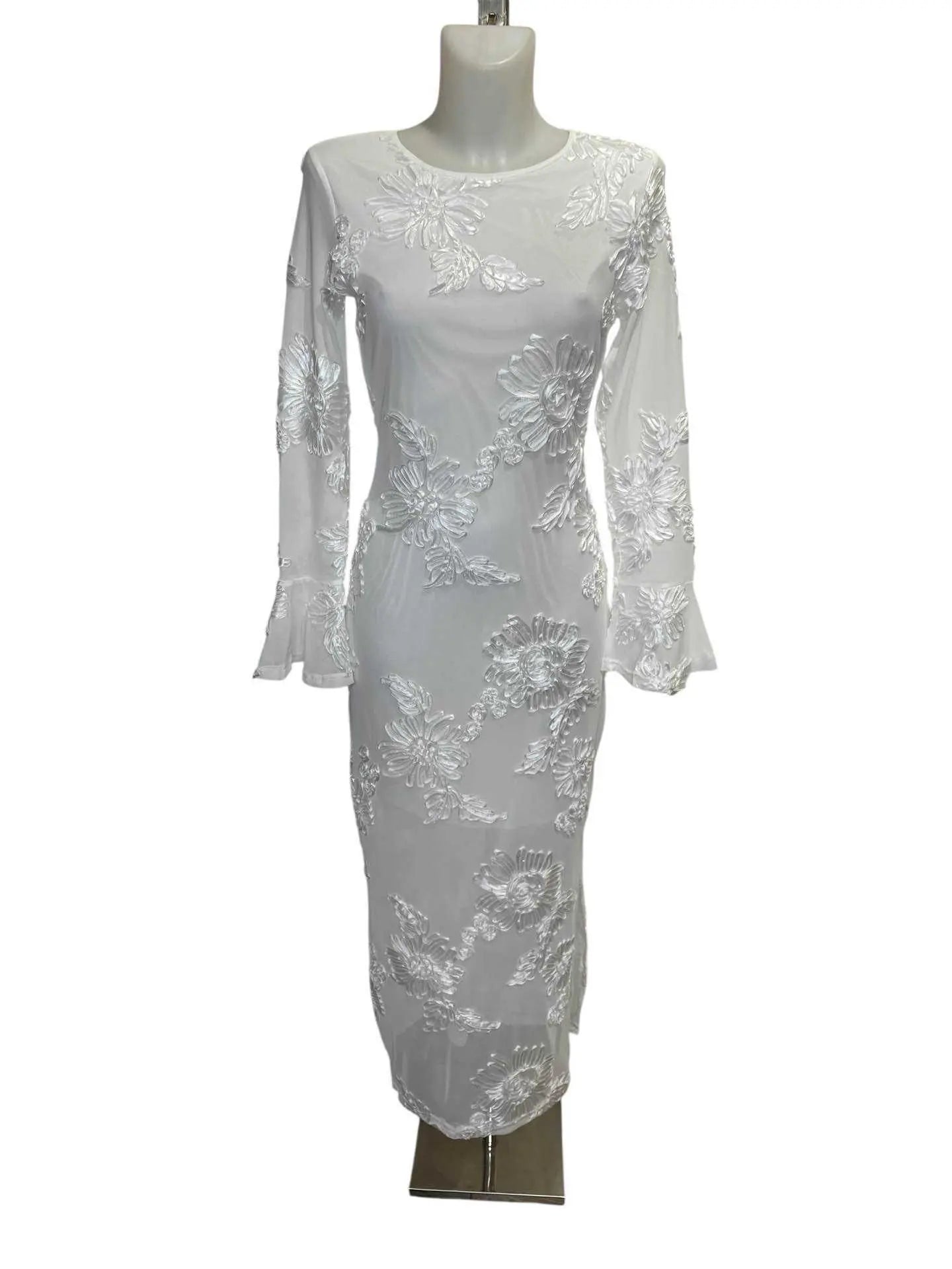 Embroidered mermaid gown – floral elegance in relief