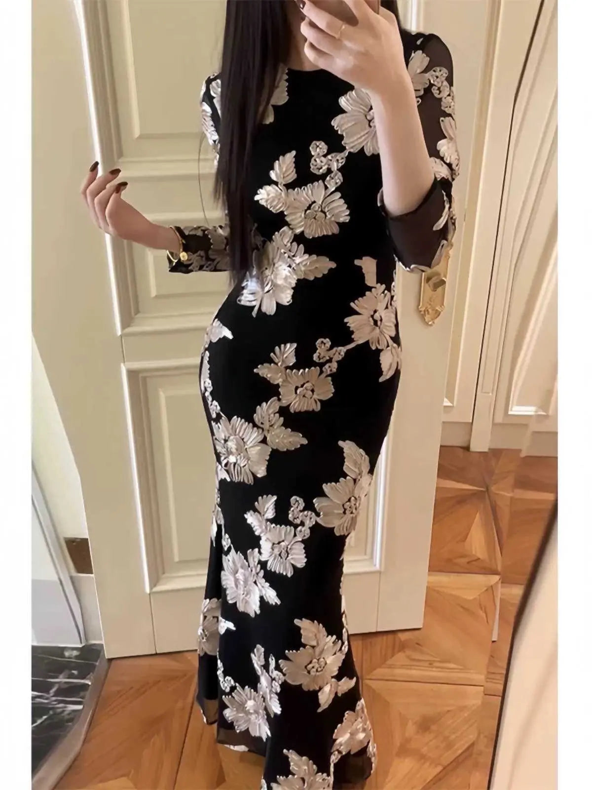 Embroidered mermaid gown – floral elegance in relief