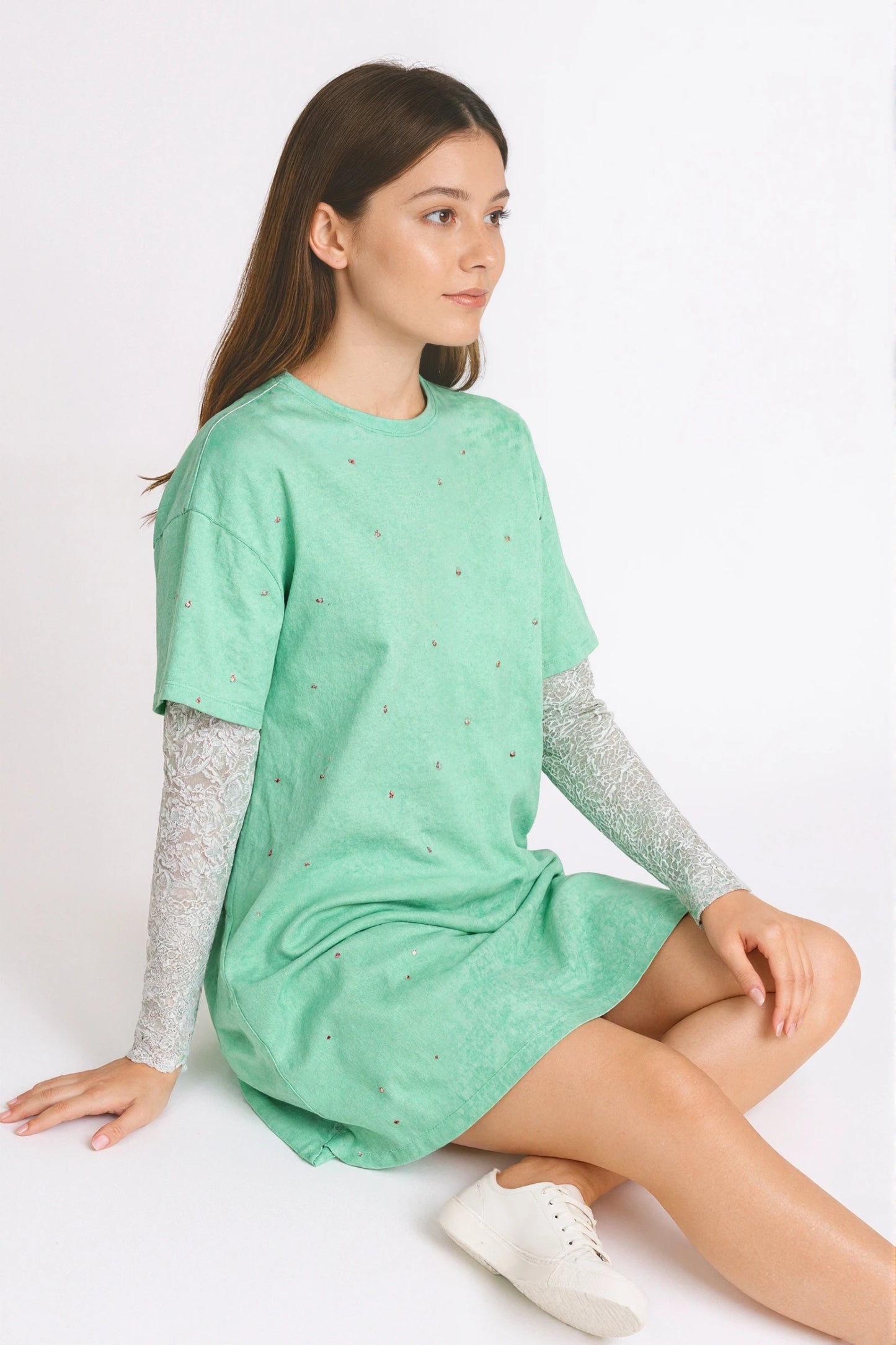 Oversized washed T-shirt with rhinestones and lace long sleeves