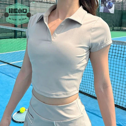 Fitted top with short sleeves, polo collar and V-neck