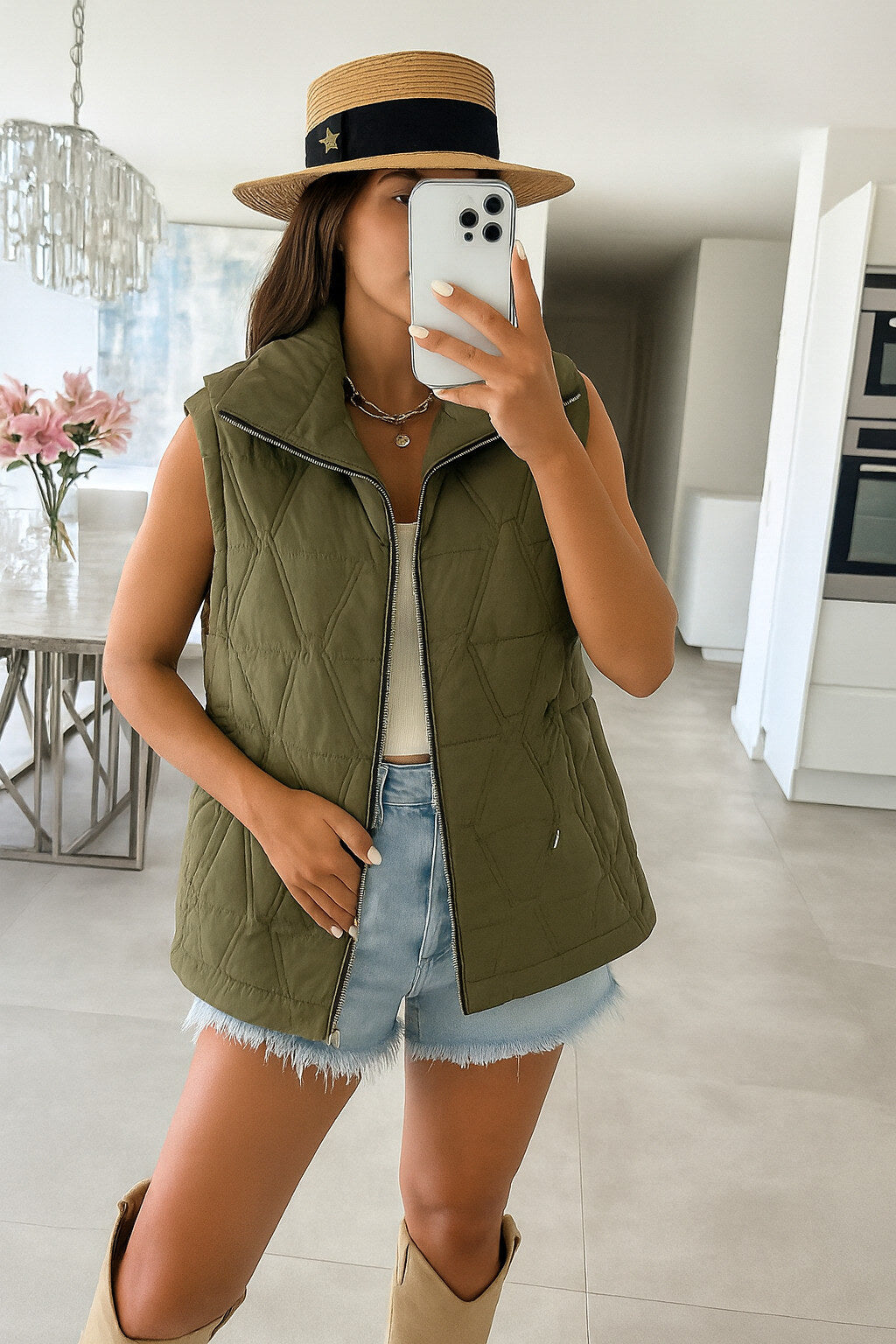 Sleeveless quilted jacket with zipper