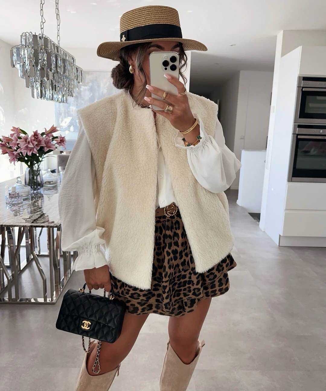 Sleeveless teddy jacket with soft lining and pockets