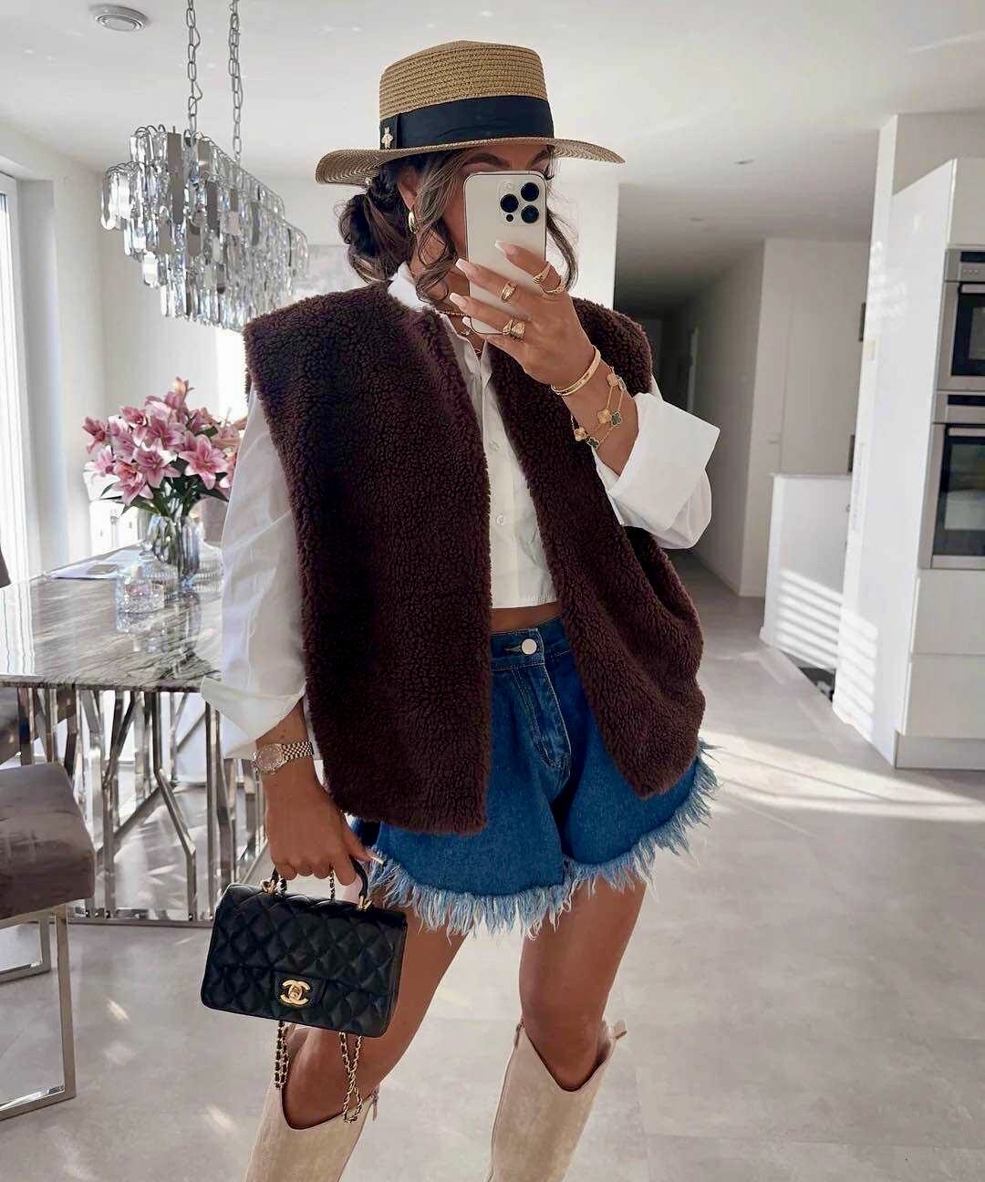 Sleeveless teddy jacket with soft lining and pockets