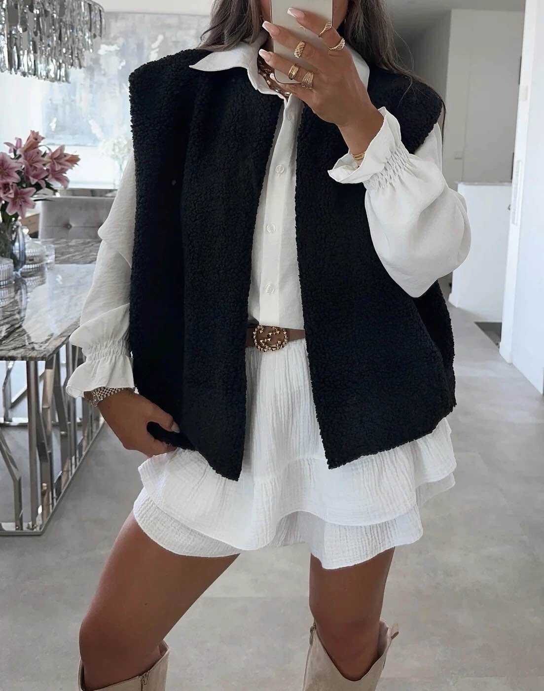 Sleeveless teddy jacket with soft lining and pockets